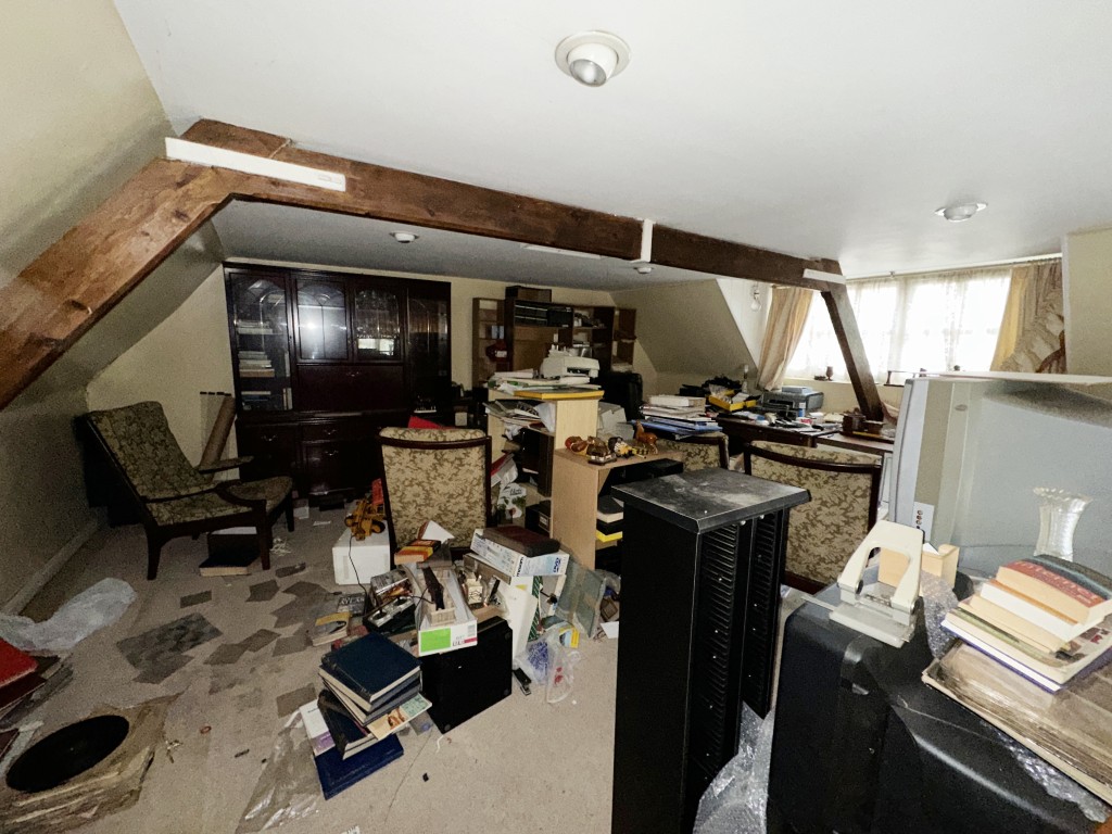 Lot: 145 - THREE-BEDROOM OLD SCHOOL UNIT WITH POTENTIAL - Office/ Mezzanine Floor